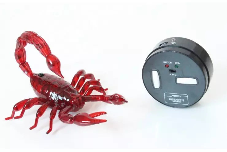 Робот скорпион на пульте управления